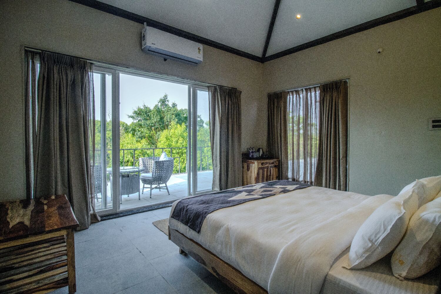 Premium-huone | Tallelokero huoneessa, työpöytä