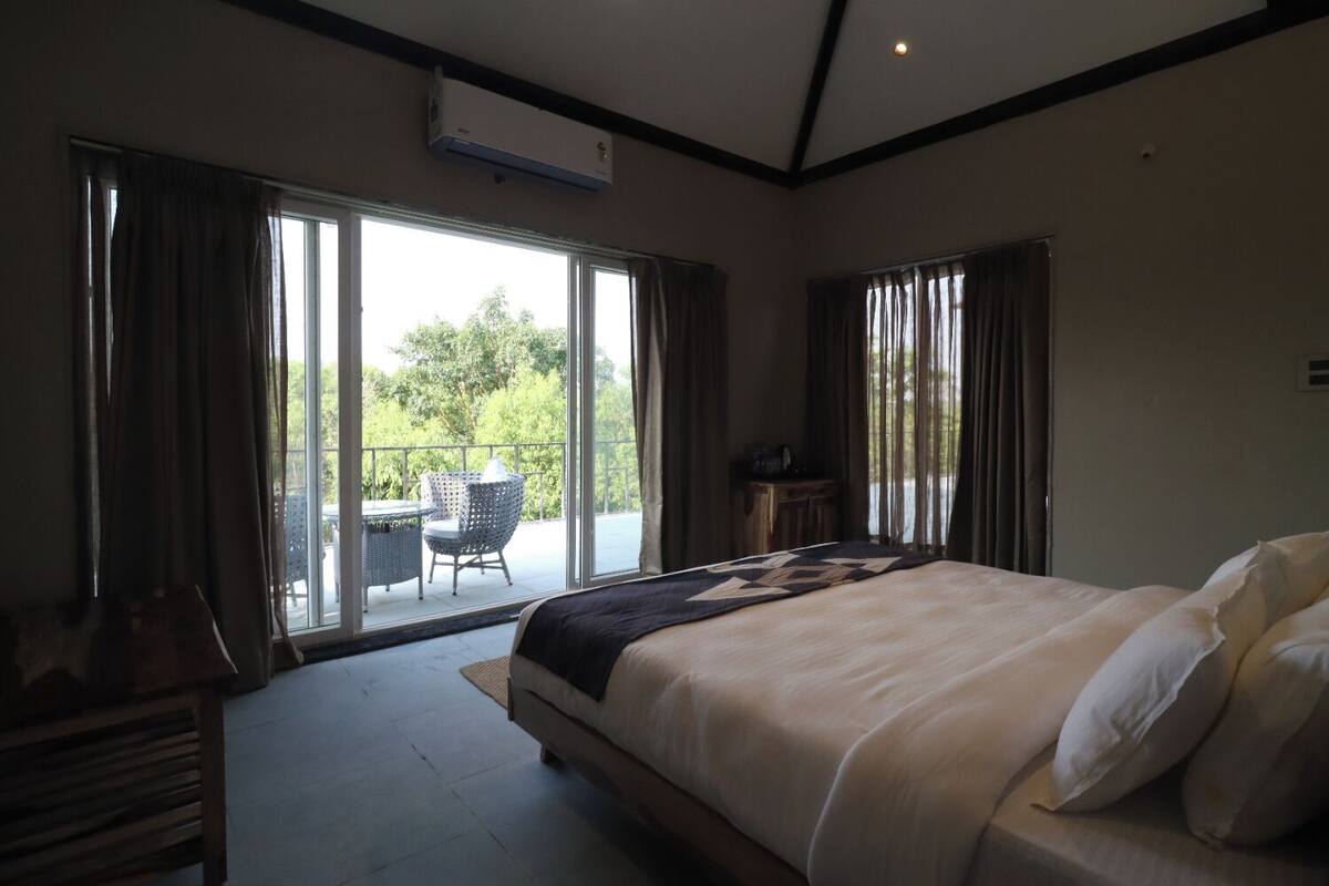 Premium Room | 1 bedroom, in-room safe, desk, laptop workspace