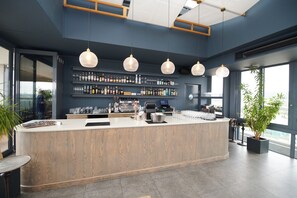 Appartement, 2 chambres, accessible aux personnes à mobilité réduite, balcon | Bar (sur place)