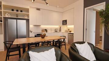 Apartment, 2 Bedrooms, Accessible, Balcony | Dining room