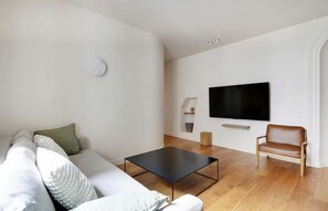 TV, offices - An Elegant 3-BR/2Ba in La Madeleine-Opéra (Paris)