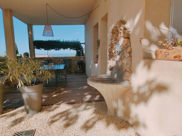 Outdoor dining - Accommodation with terraces and swimming pool in the center of the village of Le Barroux (Le Barroux)