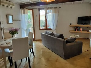 Living area - Accommodation with terraces and swimming pool in the center of the village of Le Barroux (Le Barroux)