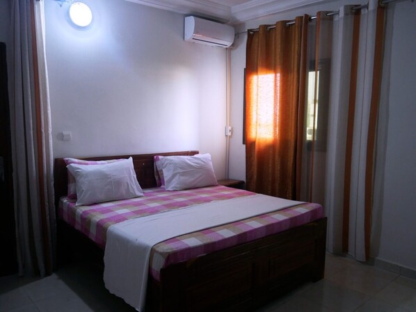 2 bedrooms, travel cot, WiFi, bed sheets