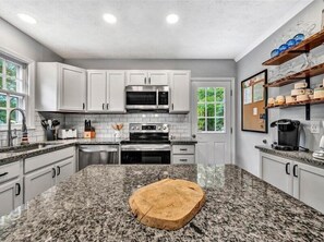 ثلاجة، ميكروويف، فرن، موقد طهي مسطح