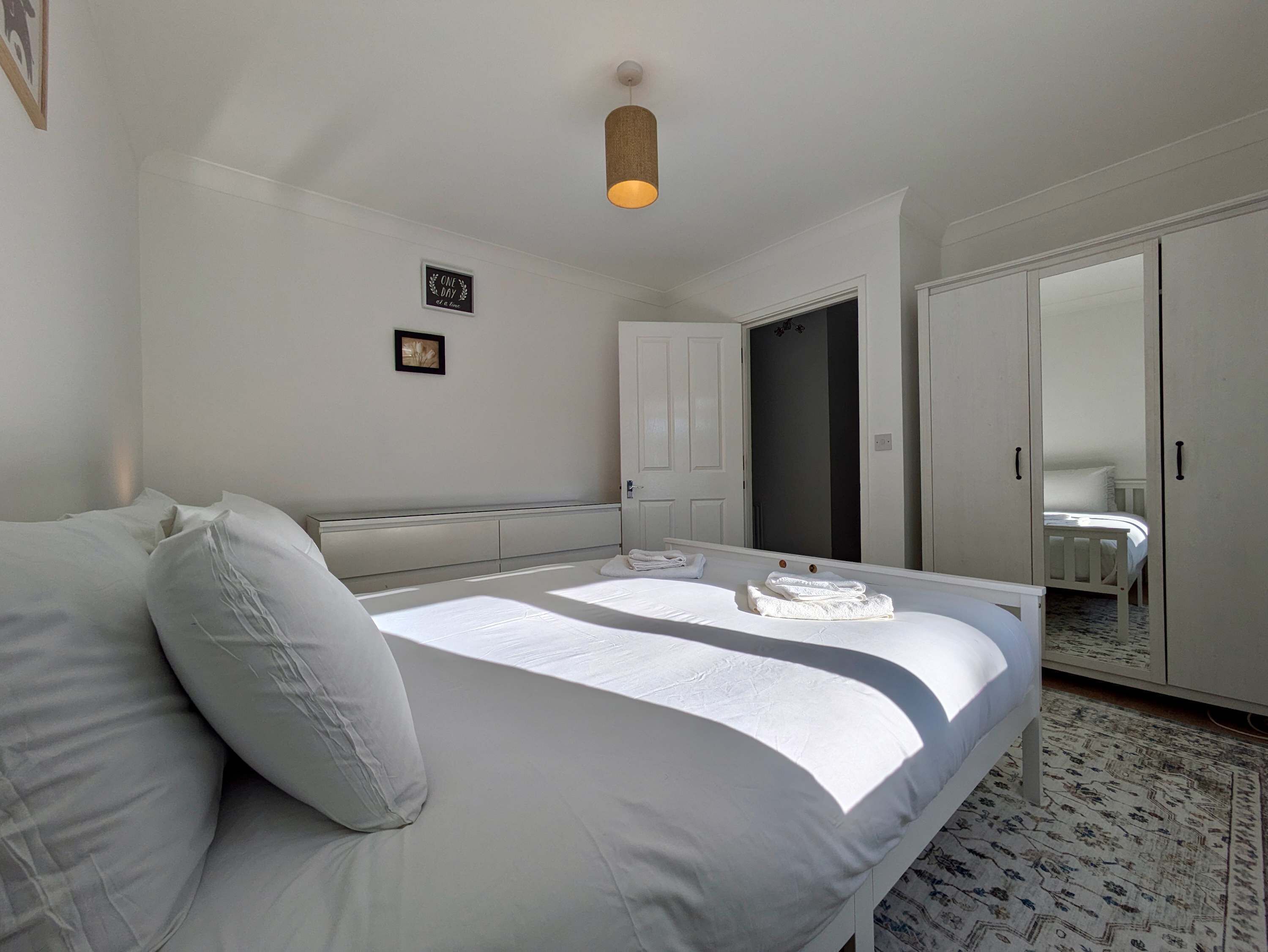 2 bedrooms, desk, WiFi, bed sheets