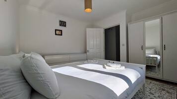 2 bedrooms, desk, WiFi, bed sheets