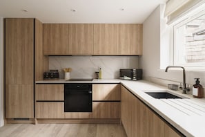 Fridge, microwave, oven, stovetop - Willow Rise, stunning views (Ambleside)