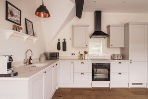 Fridge, microwave, oven, stovetop - Robins Nest, The Old Bank House (Ambleside)