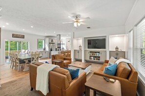 Smart TV, fireplace, books, stereo - Large Private Home, Hot Tub, Bonfire Pit, Mins. to Harbor Springs and Nubs (Harbor Springs)