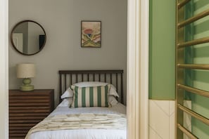 2 habitaciones, tabla de planchar con plancha y cuna de viaje