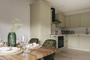 ثلاجة، ميكروويف، فرن، موقد طهي مسطح