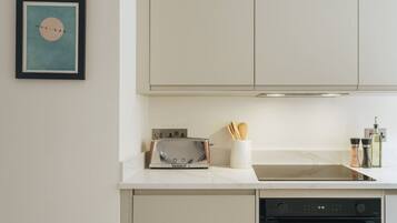 Refrigerador, microondas, horno, placa de cocina