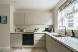 Jääkaappi, mikroaaltouuni, uuni, liesi