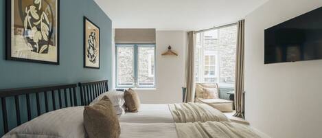 2 habitaciones, tabla de planchar con plancha, cuna de viaje y wifi