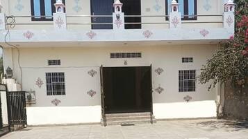 Mặt tiền nơi lưu trú