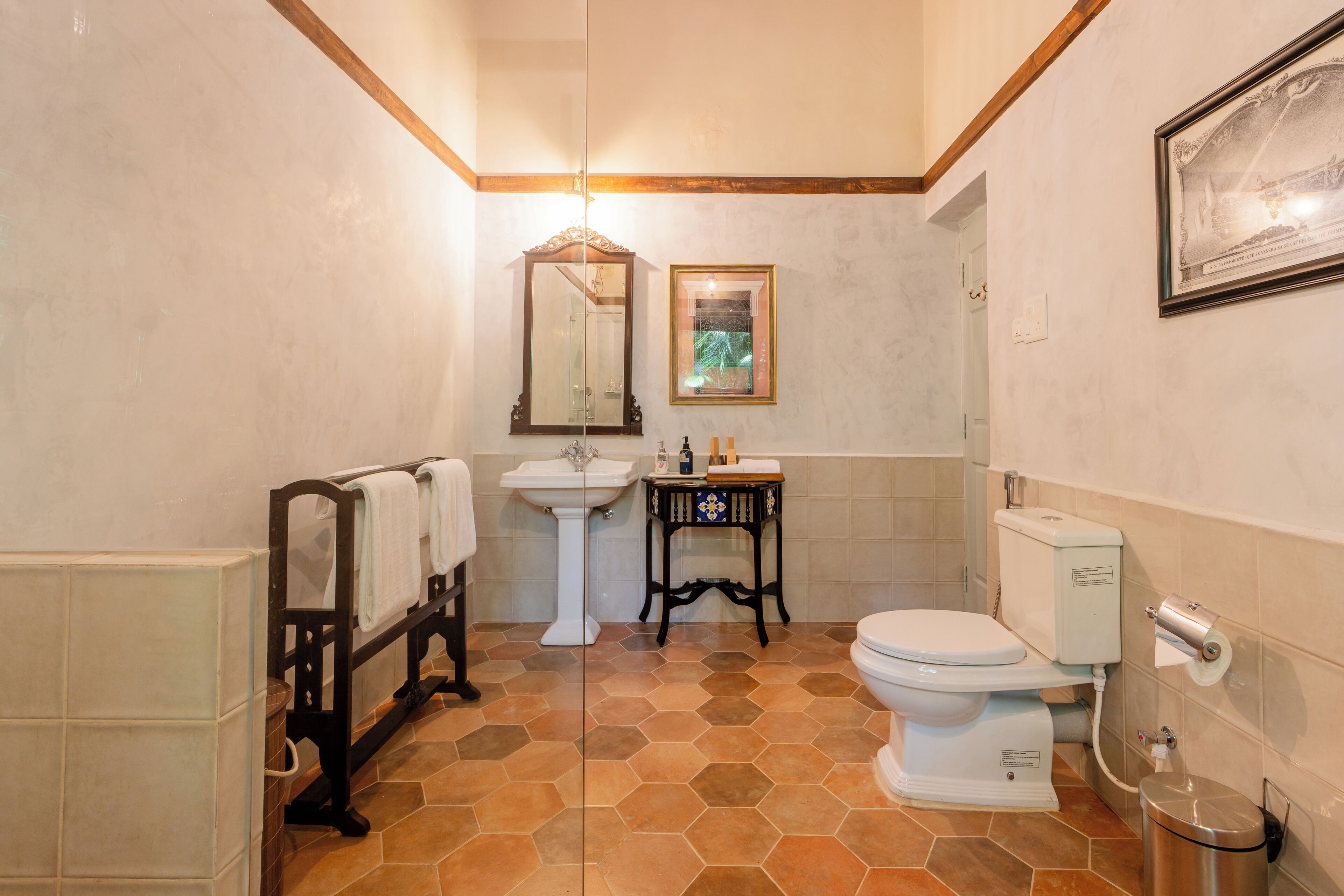 Une salle de bain équipée de toilettes, d’un lavabo et d’un meuble-lavabo.