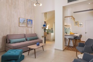 Hus, byutsikt | Oppholdsområde | En 55-tommers smart-TV med digitale kanaler