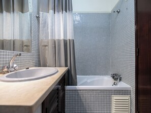 Hair dryer, towels, soap, toilet paper - Salsola Apartment, Praia da Rocha, Portimão (Portimão)