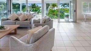 Uma sala de estar moderna com sofás cinzas e uma mesa de centro de madeira.