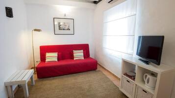 Suite 07 | Living area | Flat-screen TV