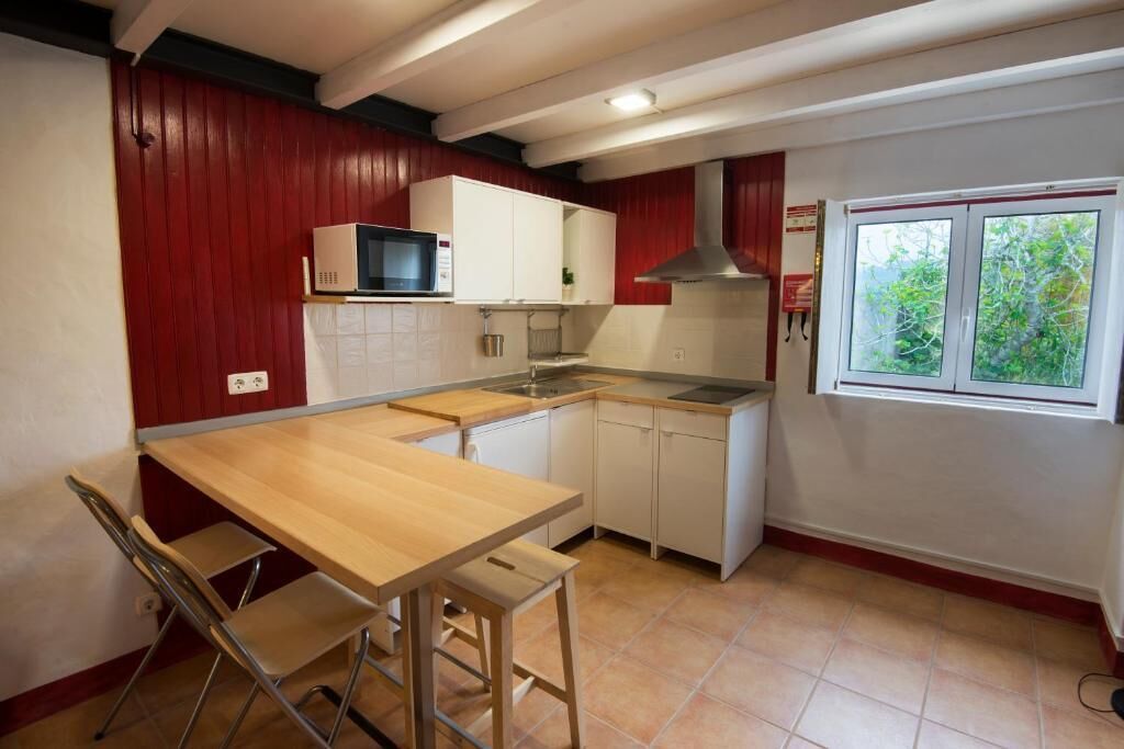 Apartemen, patio, pemandangan gunung | Dapur pribadi | Microwave di ruangan umum dan ketel listrik