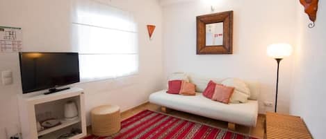 Suite Standard, patio, vue jardin | Coin séjour | Télévision à écran plat