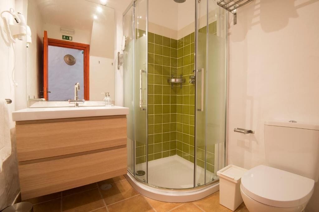 Suite 06 | Bathroom
