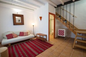 Suite Standar, patio, pemandangan kebun | Area keluarga | TV layar datar