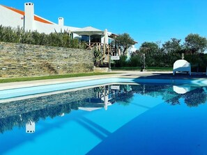 Kolam renang outdoor musiman