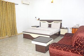 Deluxe Room | Desk, laptop workspace, WiFi (free) - Pacific Paradise Suites (Uyo)