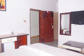 Standard Room | Desk, laptop workspace, free WiFi - Pacific Paradise Suites (Uyo)