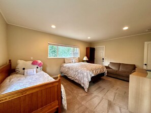 3 bedrooms, WiFi, bed sheets - Skyland 3 BR, access to private beach, BBQ, Hot Tub, Pool Table (ZC1004) (Zephyr Cove)
