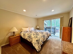 3 bedrooms, WiFi, bed sheets - Skyland 3 BR, access to private beach, BBQ, Hot Tub, Pool Table (ZC1004) (Zephyr Cove)
