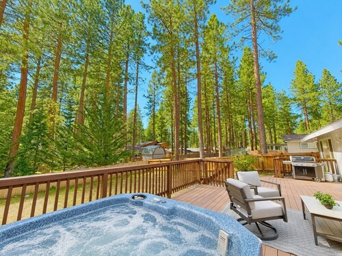 Skyland 3 BR, access to private beach, BBQ, Hot Tub, Pool Table (ZC1004)