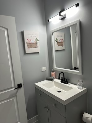 Sèche-cheveux, serviettes fournies, savon, shampoing