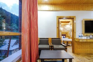 Habitació doble familiar, balcó, vistes al turó | Caixa forta a l'habitació, planxa i posts de planxar i wifi gratuïta 