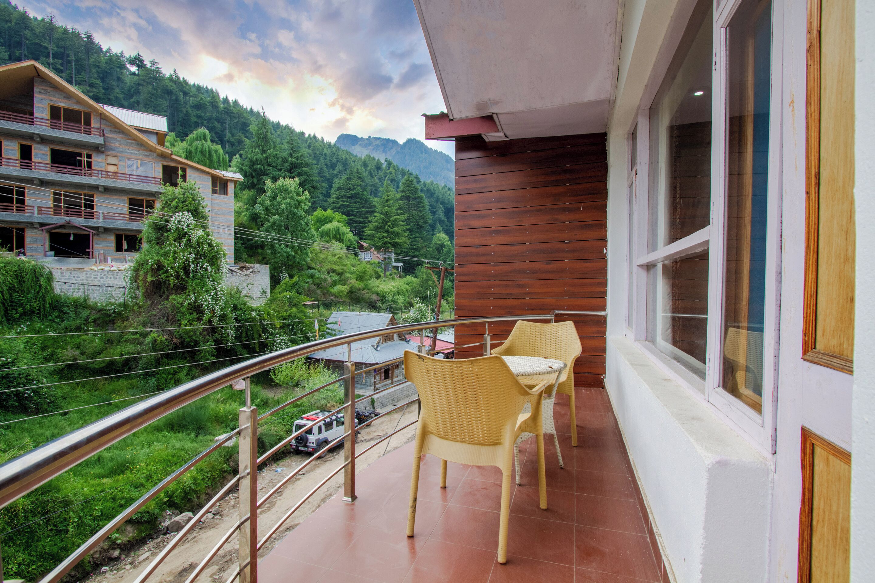 Habitación Deluxe, vistas a la montaña | Caja fuerte, tabla de planchar con plancha, wifi gratis y ropa de cama