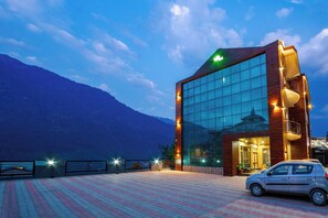 Front of property - Hotel Cherry Manali (Manali)