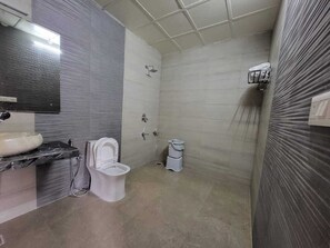 Amenidades de baño gratuitas, toallas, jabón, papel de baño 