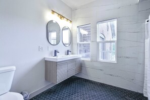 Shower, hair dryer, towels, shampoo - Remodeled Home - Steps from Brady Street! (Milwaukee)