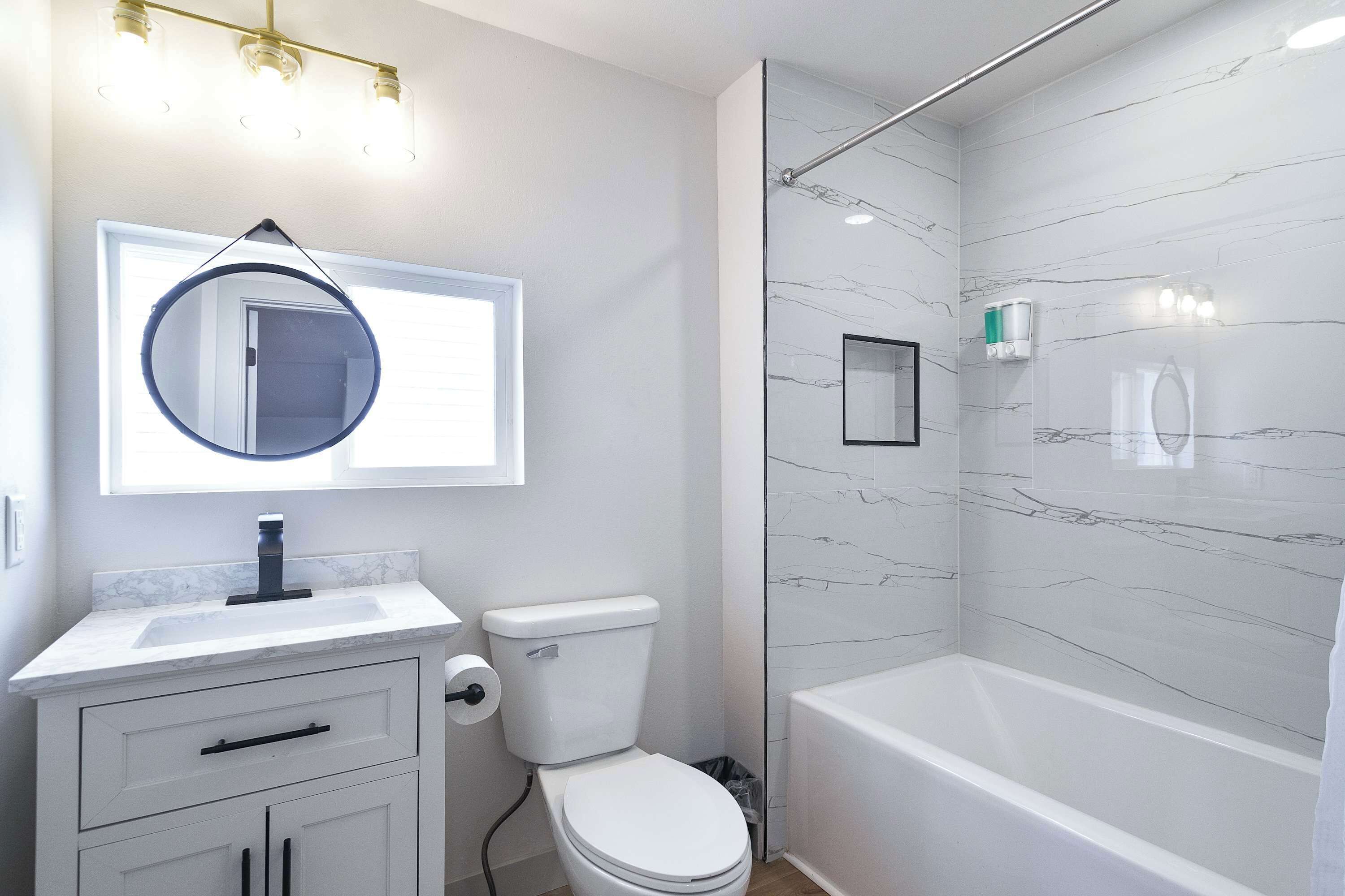 Een douche, een haardroger, handdoeken, shampoo