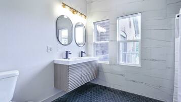 Shower, pengering rambut, dan handuk