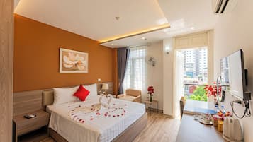 Habitación doble Deluxe, balcón, vista a la ciudad | Escritorio, insonorización, tabla de planchar con plancha y wifi gratis