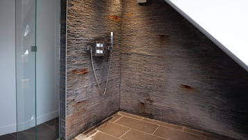 Departamento Deluxe, vista a la ciudad | Baño | Regadera, regadera tipo lluvia, amenidades de baño gratuitas