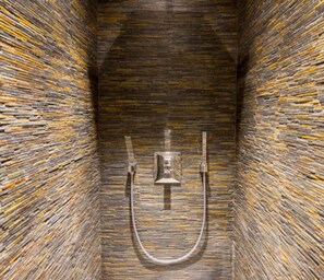 Douche, douche à «  effet pluie », articles de toilette gratuits