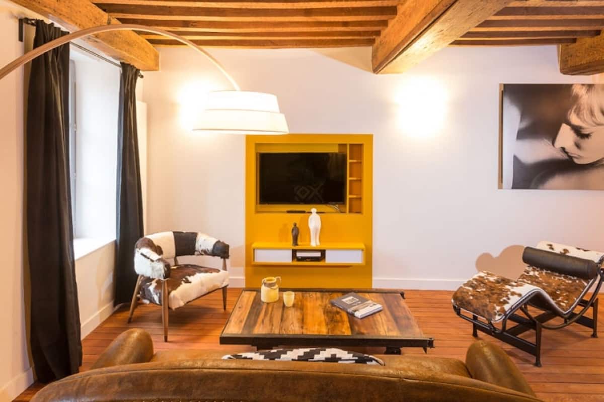 Family Apartment, 2 Bedrooms, Air conditioning | Living area | 28-inch Smart TV with cable channels