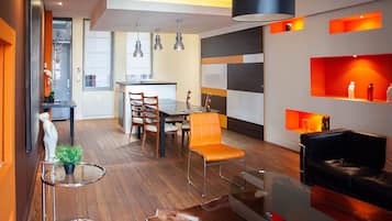 Apartamento design, 2 quartos, para não fumantes | Área de estar | Smart TV 28 polegadas com canais a cabo