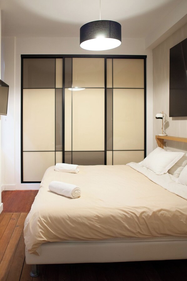 Design appartement, 2 slaapkamers, niet-roken | 2 slaapkamers, luxe beddengoed, individueel gemeubileerd, een bureau