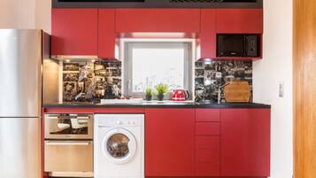 Deluxe Apartment, City View | Private kitchen